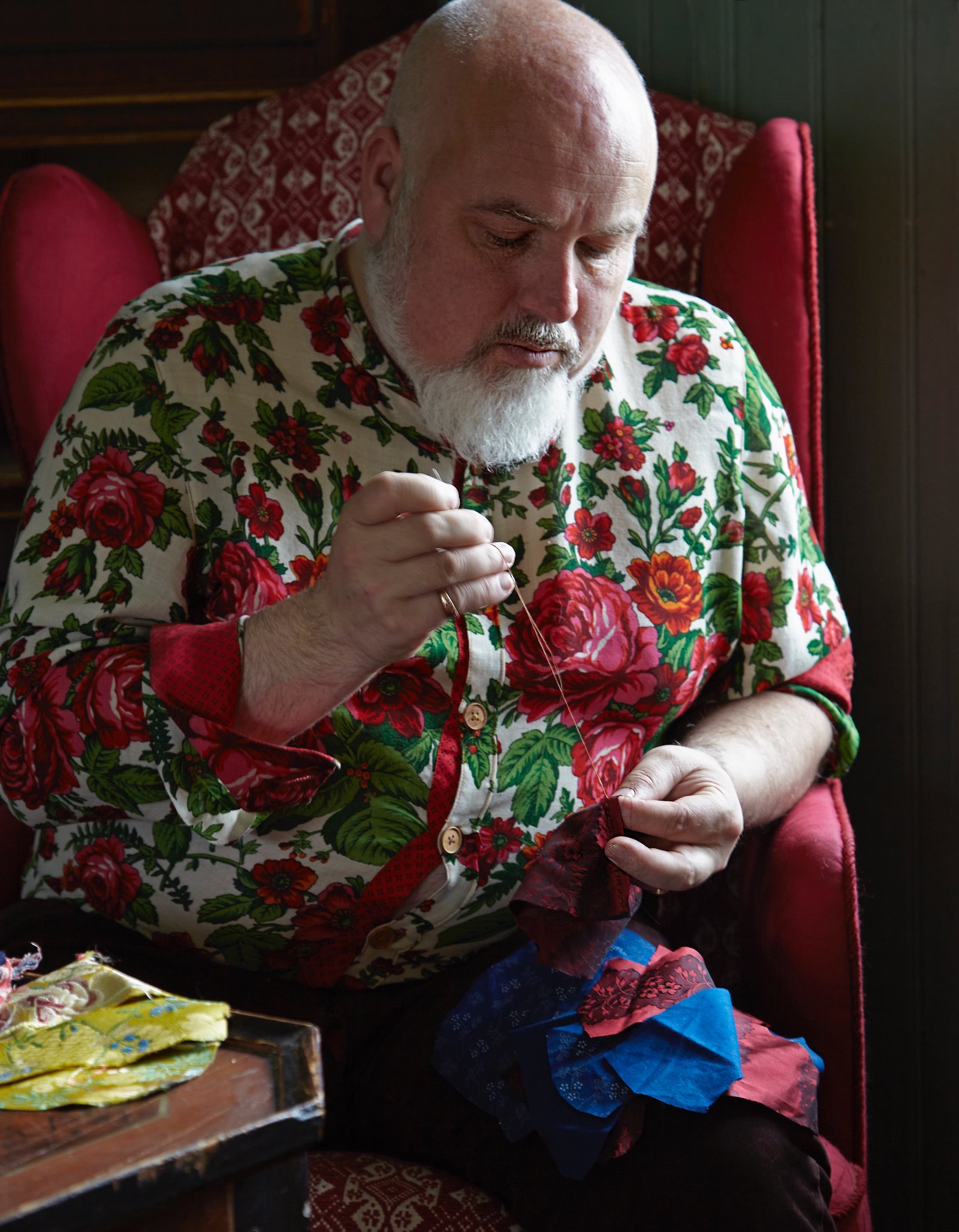 Jon Fredrik Skauge i arbeid med broderi og tekstil