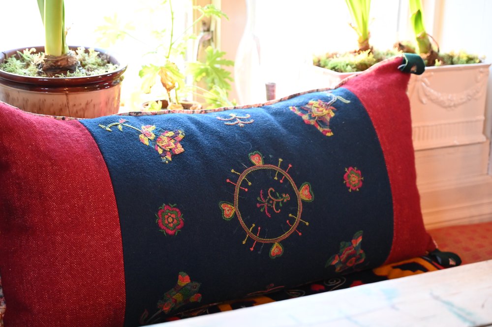 Pute med tradisjonelt rosesaum-broderi