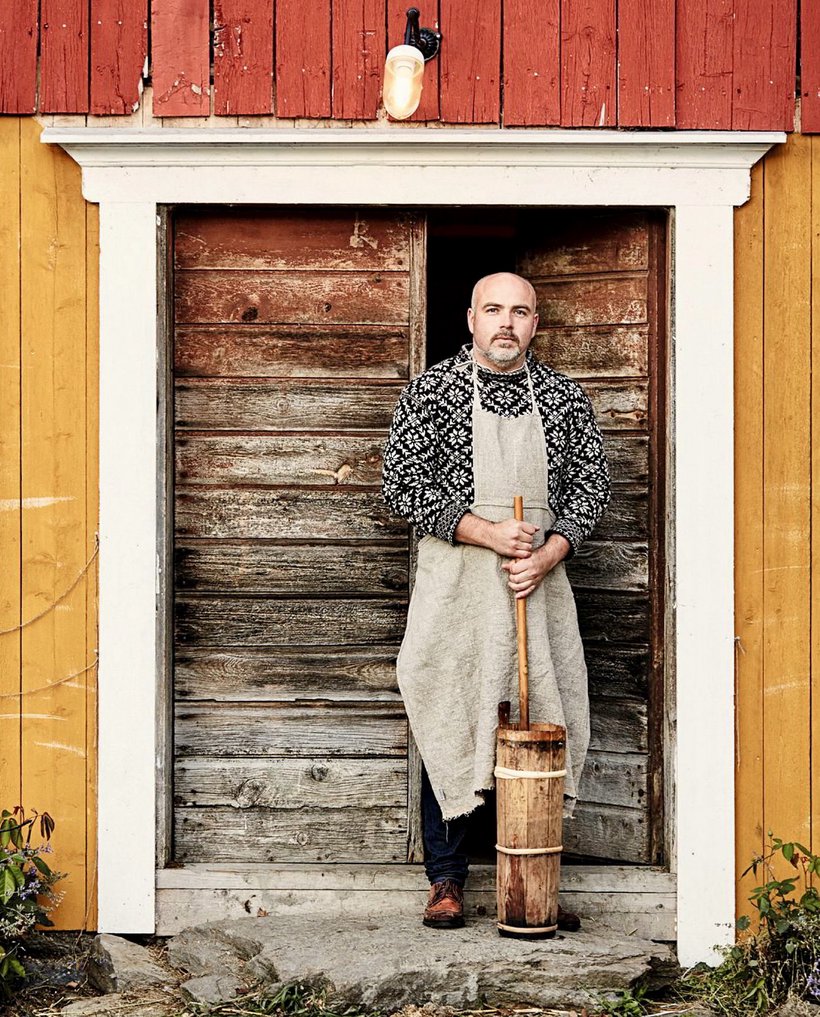 Jon Fredrik Skauge med smørkinne i låvedøra på Fannremsgården